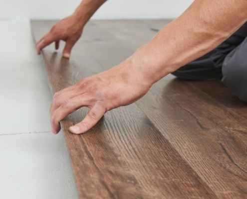 Posso instalar piso vinílico sobre porcelanato?