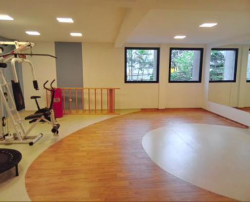 Sala de treino com piso vinílico para academia, ideal para aulas de dança, funcional e atividades de alto impacto.