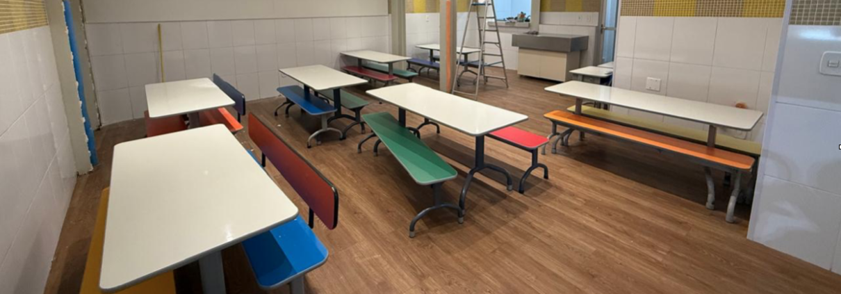 Refeitório de escola com a linha EcoContract no padrão Málaga