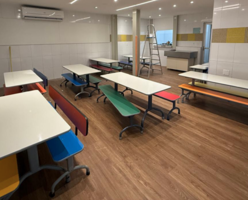 Refeitório de escola com a linha EcoContract no padrão Málaga